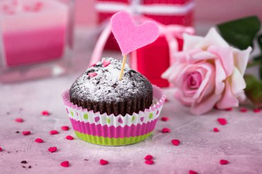 Sevgiliye arka plan. Çikolatalı kek, hediye ve çiçek.