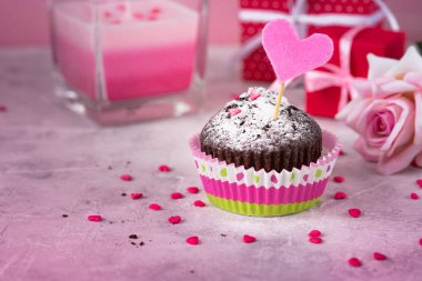 Sevgiliye arka plan. Çikolatalı kek, hediye ve çiçek.