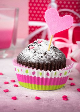 Sevgiliye arka plan. Çikolatalı kek, hediye ve çiçek.