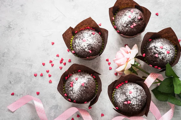 Valentijnsdag achtergrond. Chocolade cupcake en bloem. — Stockfoto