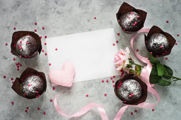 Sevgiliye arka plan. Çikolatalı kek, hediye ve çiçek.