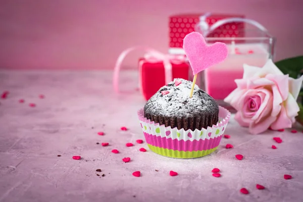 Sevgiliye arka plan. Çikolatalı kek, hediye ve çiçek.