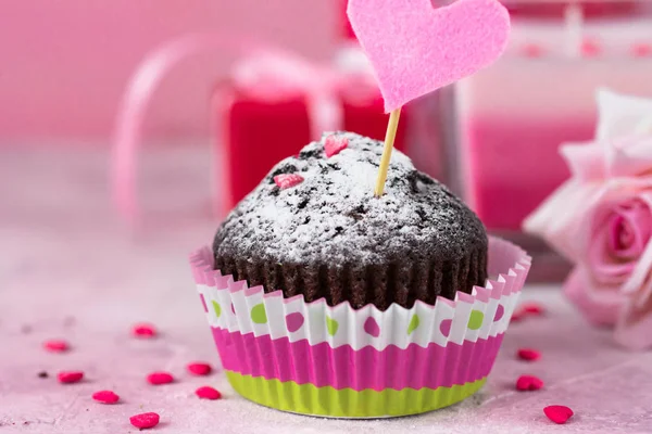 Sevgiliye arka plan. Çikolatalı kek, hediye ve çiçek.