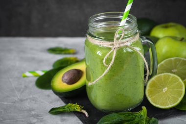 Mason kavanoza sağlıklı yeşil smoothie