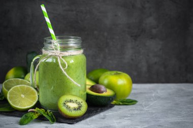 Mason kavanoza sağlıklı yeşil smoothie