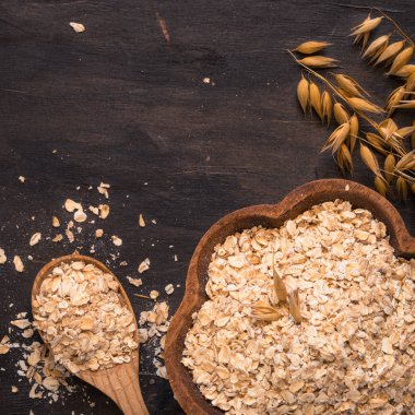 Seramik kase yulaf gevreği.