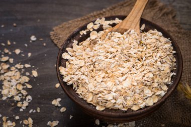 Seramik kase yulaf gevreği.