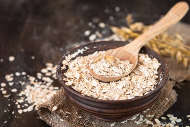 Seramik kase yulaf gevreği.