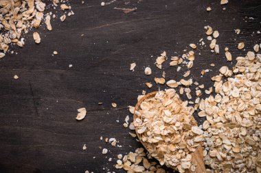 Tahta masadaki yulaf ezmesi.