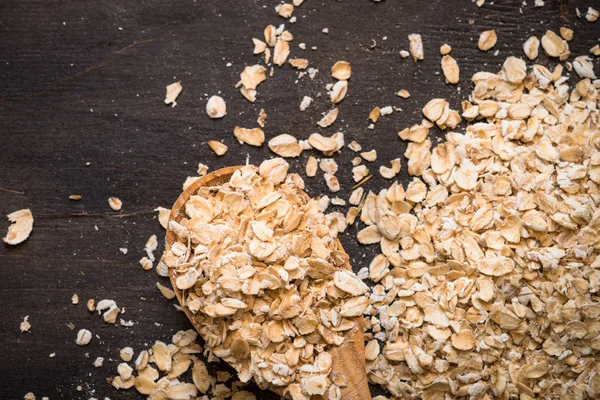 Tahta masadaki yulaf ezmesi.