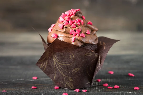 Chocolade cupcake met slagroom voor Valentijnsdag — Stockfoto