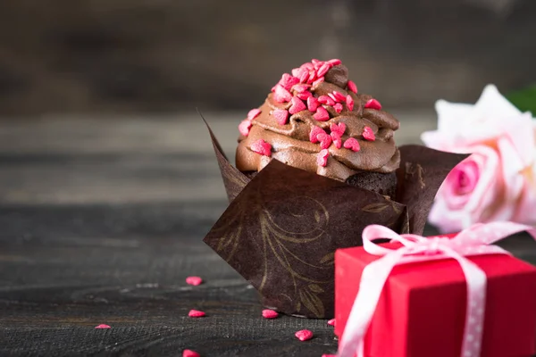 Chocolade cupcake met slagroom voor Valentijnsdag — Stockfoto