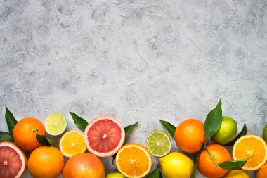 Gri beton tabloda narenciye meyve. 