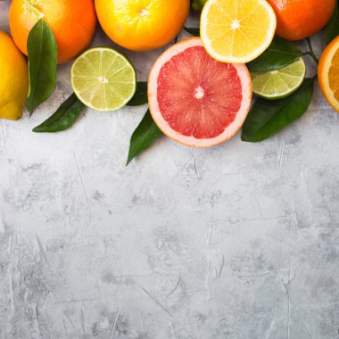 Gri beton tabloda narenciye meyve. 