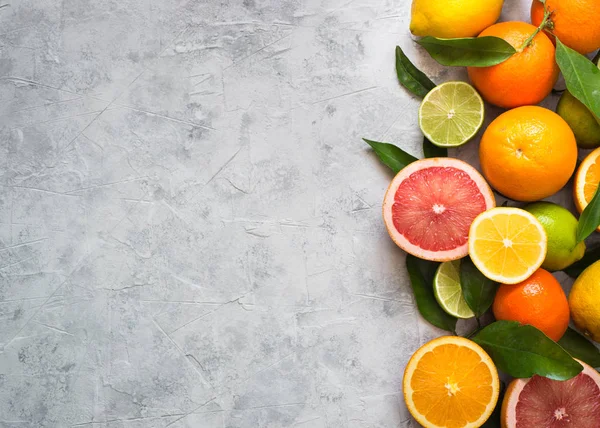 Citrusfrukter på grå betong bord. — Stockfoto