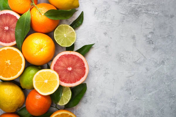 Citrusfrukter på grå betong bord. — Stockfoto