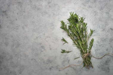 Otlar ve baharatlar gri beton masada. 