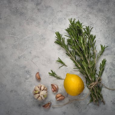 Otlar ve baharatlar gri beton masada. 