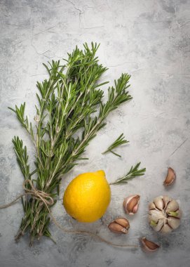 Otlar ve baharatlar gri beton masada. 