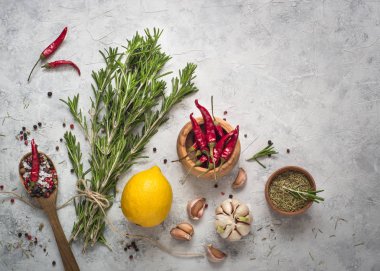 Otlar ve baharatlar gri beton masada. 