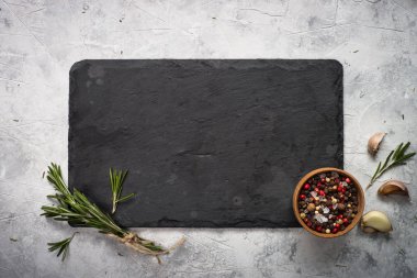 Siyah arduvaz kurulu, otlar ve baharatlar.