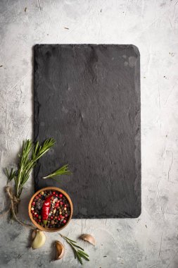 Siyah arduvaz kurulu, otlar ve baharatlar.