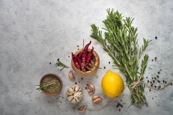 Hierbas y especias en mesa de hormigón gris . — Foto de Stock