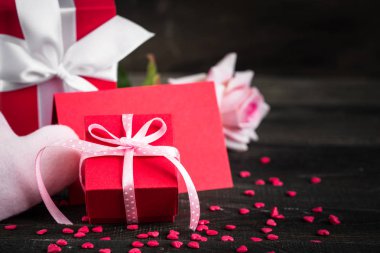 Kalp kart gül hediye ile Sevgililer günü arka plan.