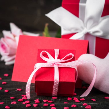 Kalp kart gül hediye ile Sevgililer günü arka plan.