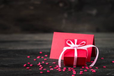 Kalp, kartı ve Hediyelik Sevgililer günü arka plan.