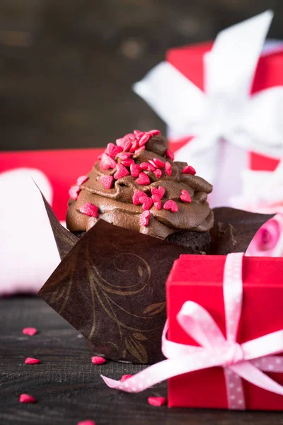 Chocolate cupcake with whipped cream for Valentine's Day — Stock Photo, Image