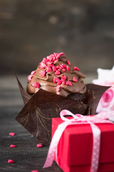 Schokoladen-Cupcake mit Schlagsahne zum Valentinstag — Stockfoto