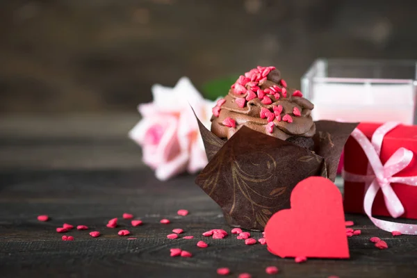 Schokoladen-Cupcake mit Schlagsahne zum Valentinstag — Stockfoto