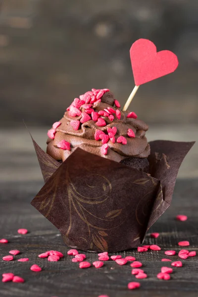 Bolinhos de chocolate com chantilly para o Dia dos Namorados — Fotografia de Stock