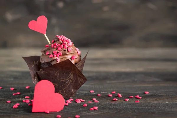 Bolinhos de chocolate com chantilly para o Dia dos Namorados — Fotografia de Stock