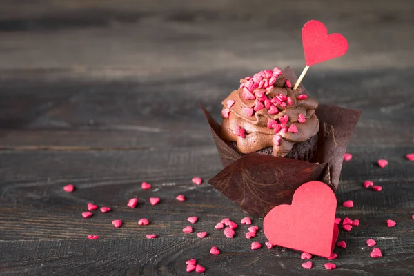 Schokoladen-Cupcakes mit Schlagsahne zum Valentinstag — Stockfoto