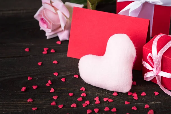 Fondo del día de San Valentín con tarjeta de corazón rosa regalo . — Foto de Stock