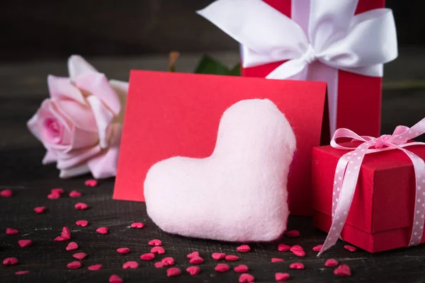 Fondo del día de San Valentín con tarjeta de corazón rosa regalo . — Foto de Stock