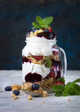 Yoğurt granola reçel çilek tatlı mason cam. 