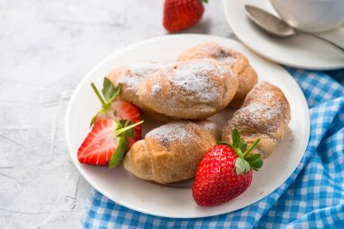 Çilek ve kahve ile Mini kruvasan. 