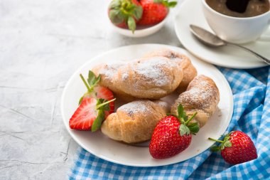 Çilek ve kahve ile Mini kruvasan. 