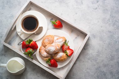 Çilek ve kahve ile Mini kruvasan. 