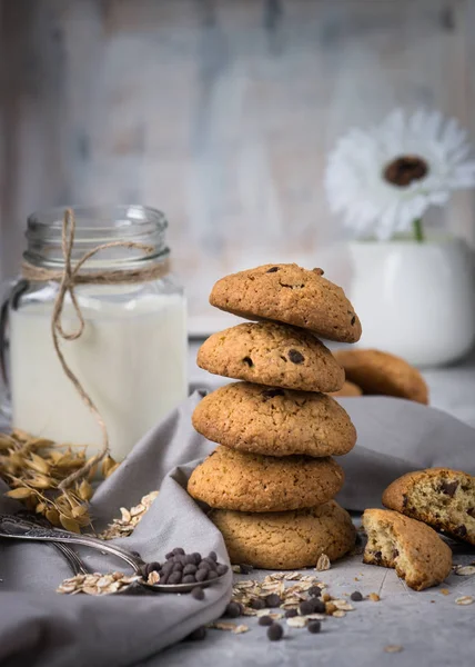 Une pile de cookies avec de la farine d'avoine — Photo