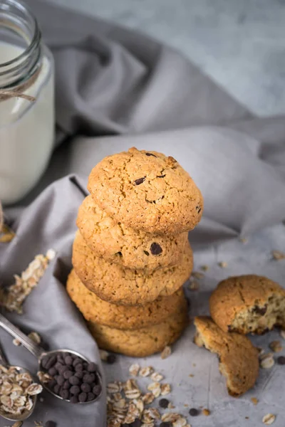 Une pile de cookies avec de la farine d'avoine — Photo