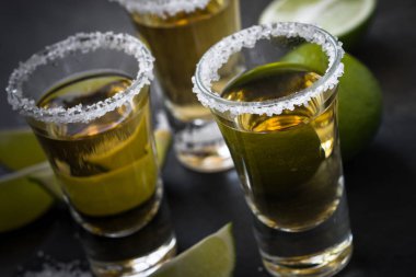 Kireç ve deniz ile atış tekila tuz