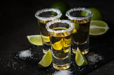 Kireç ve deniz ile atış tekila tuz