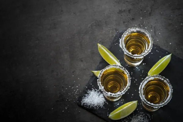 Tequila shot met limoen en zee zout — Stockfoto