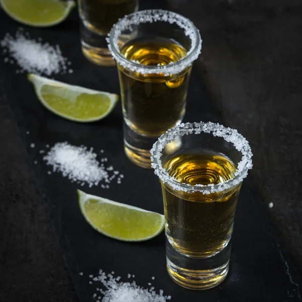 Tequila con lime e sale marino — Foto Stock