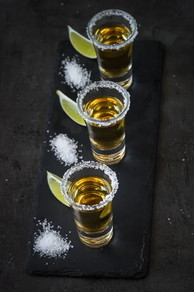 Kireç ve deniz ile atış tekila tuz