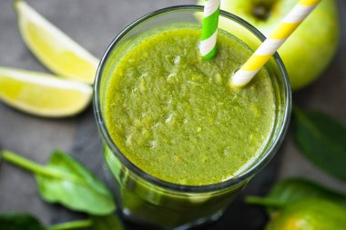 Sağlıklı yeşil ıspanak yüzlü cam